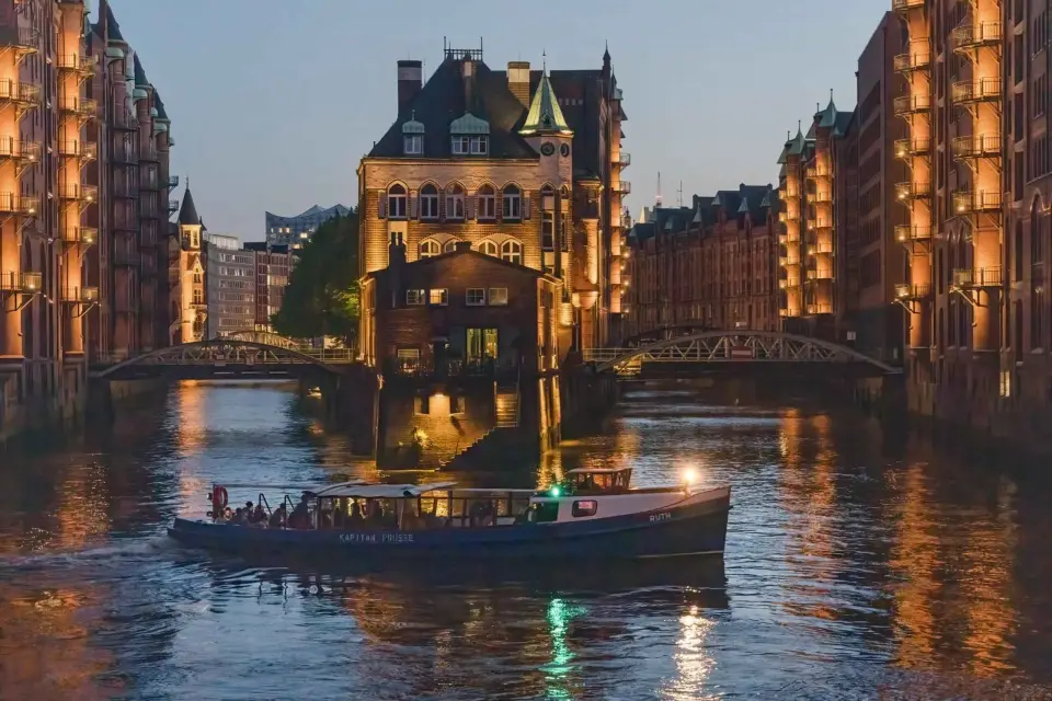 Hamburgo Combi: Crucero Nocturno de 1,5h y Excursión por la Reeperbahn de 2h