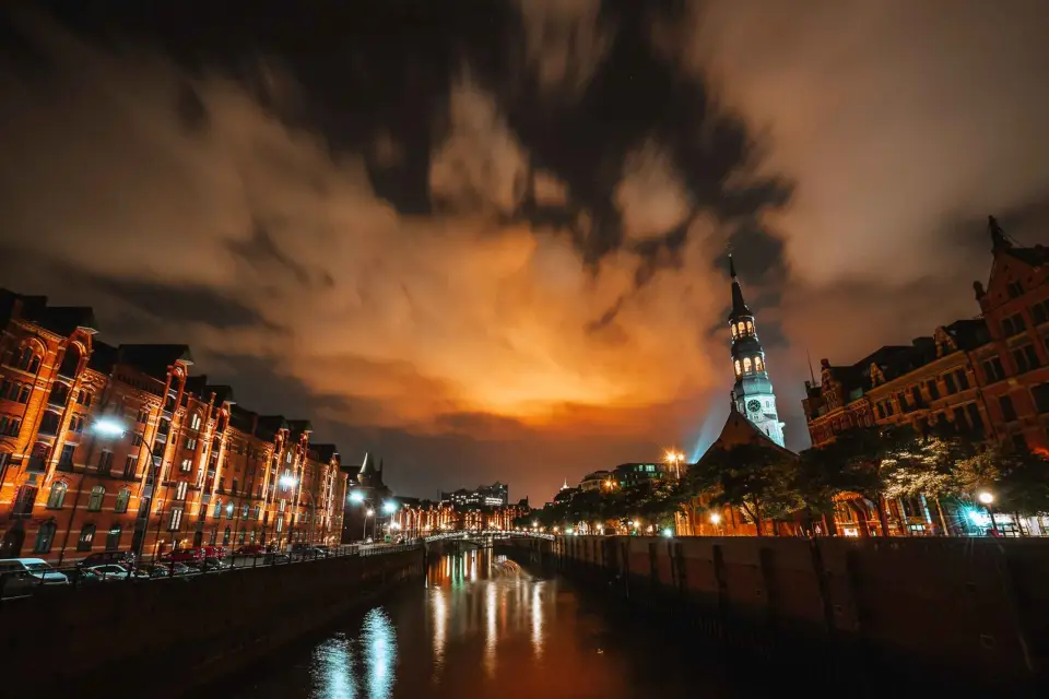Hamburgo: Crucero de 90 minutos por el puerto con las luces nocturnas