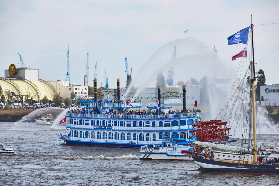 Hamburgo: Crucero de Aniversario del Puerto al Desfile de Salida