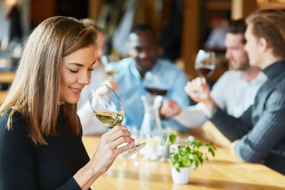 Degustación de vinos y comida en el casco antiguo de Hamburgo