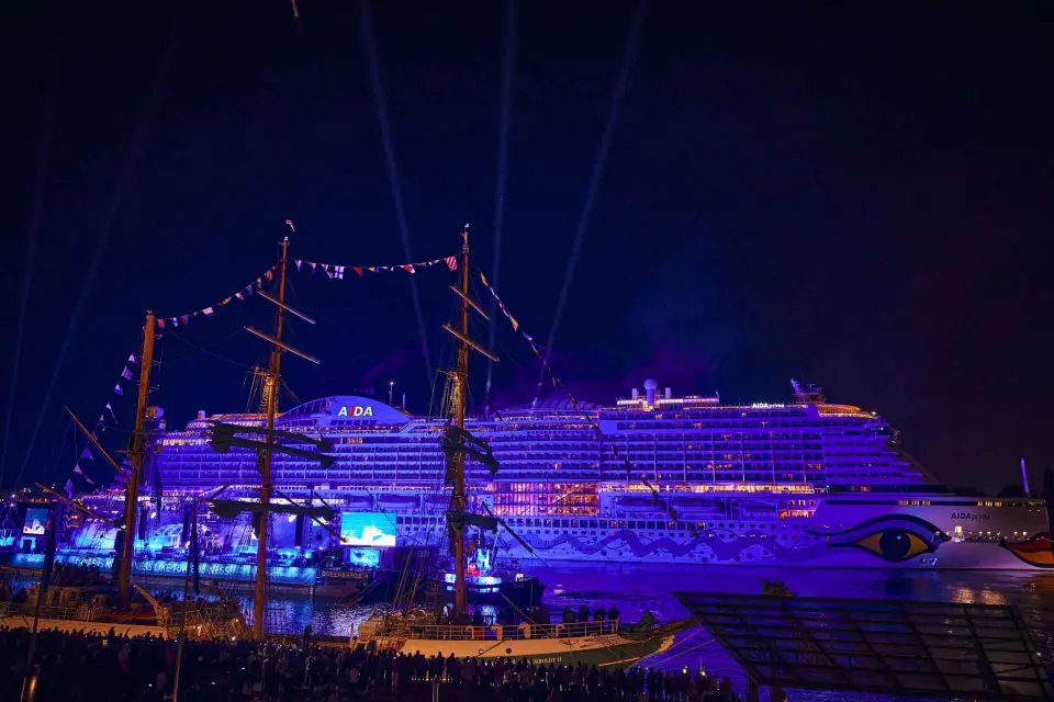 Hamburgo: Espectáculo de Luces y Fuegos Artificiales Aniversario del Puerto desde Barco
