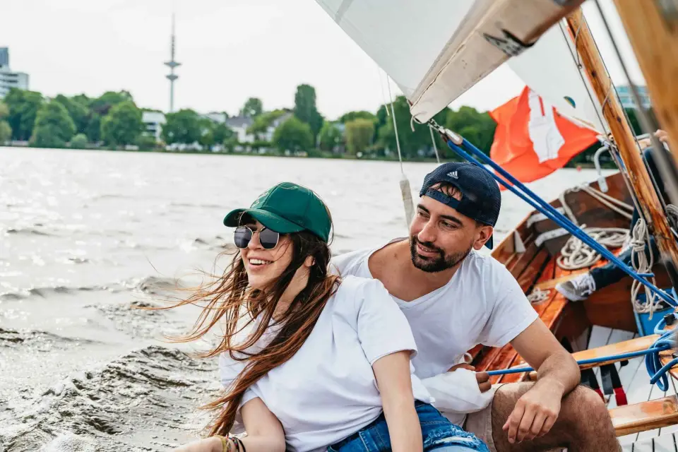 Hamburgo: Paseo en velero de 2 mástiles por el río Alster