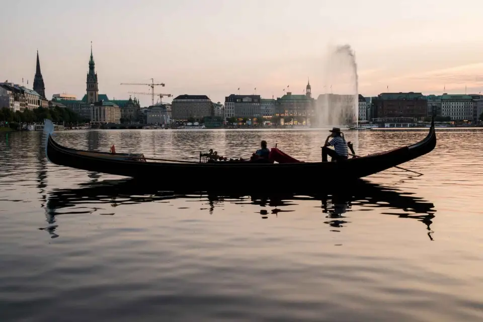 Tour privado y romántico del Lago Alster en una auténtica góndola veneciana