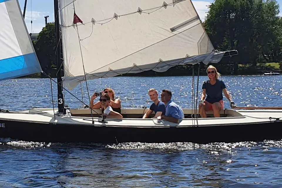 Hamburgo: tour turístico en velero de 1,5 horas por el Aussenalster