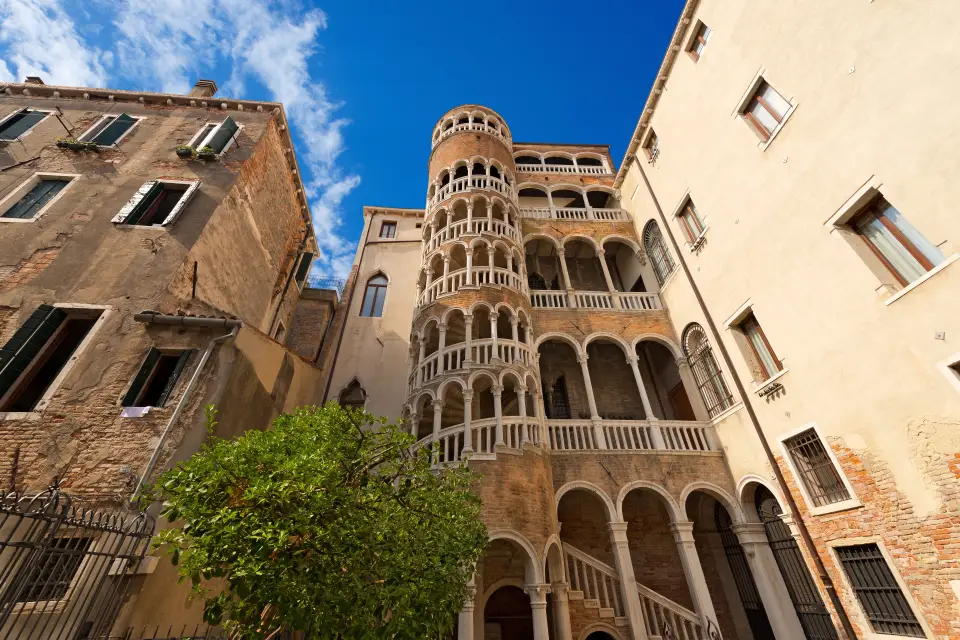 Entrada a las escaleras del palacio Contarini del Bovolo