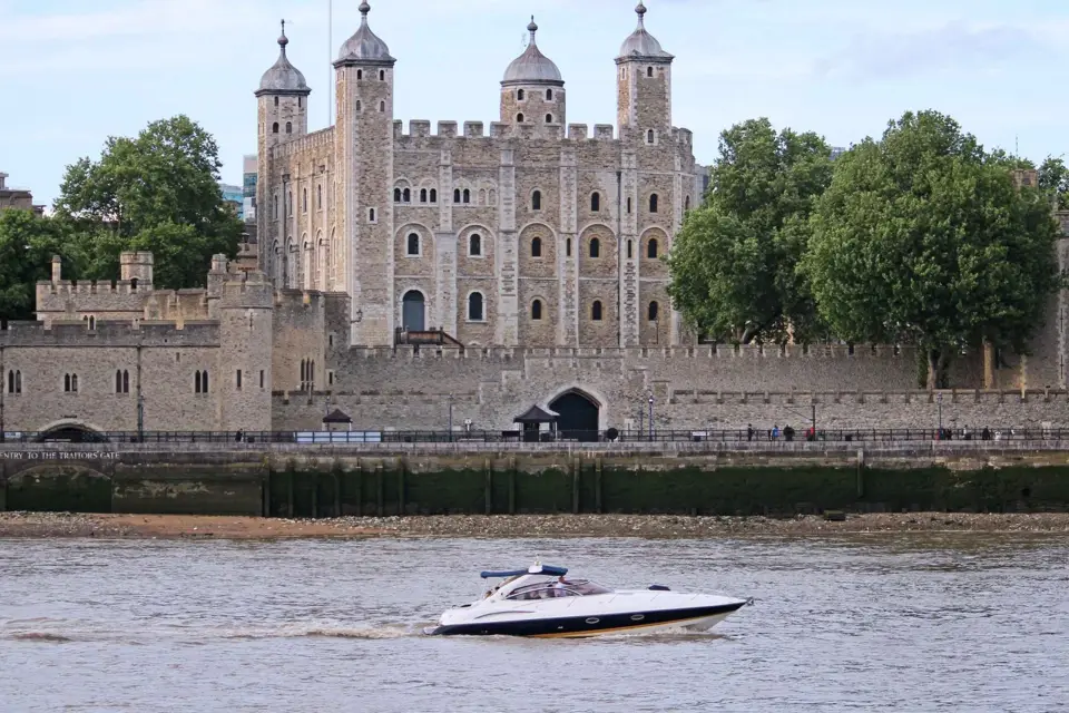 Londres: 2 horas de alquiler privado de un yate de lujo en el río Támesis
