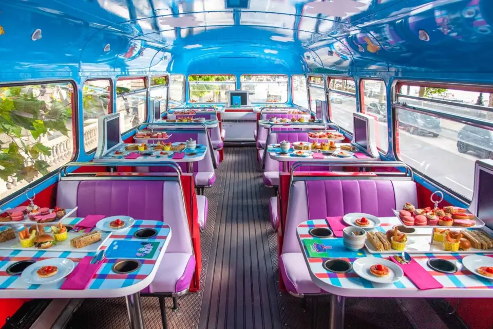 Londres: Peppa Pig Afternoon Tea Tour en autobús con audioguía