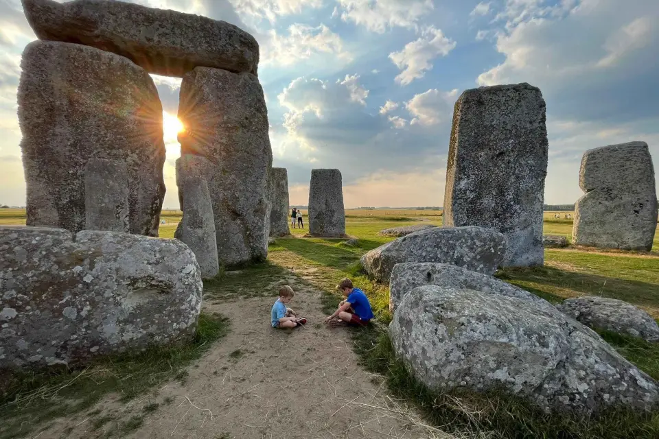 Stonehenge Tour Privado al Atardecer con Lacock y Bath
