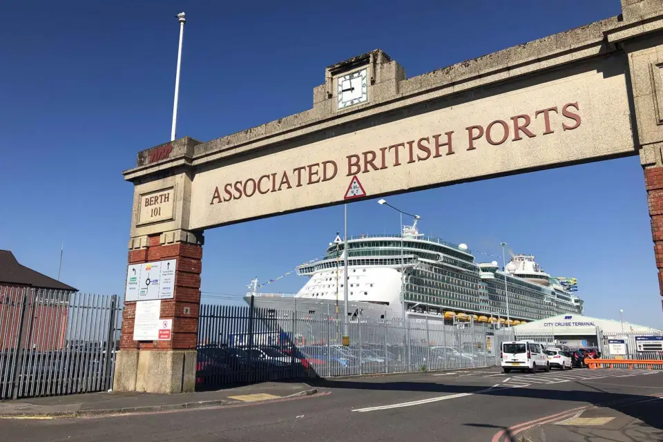 Traslado al puerto de Southampton con escala en Stonehenge incluida