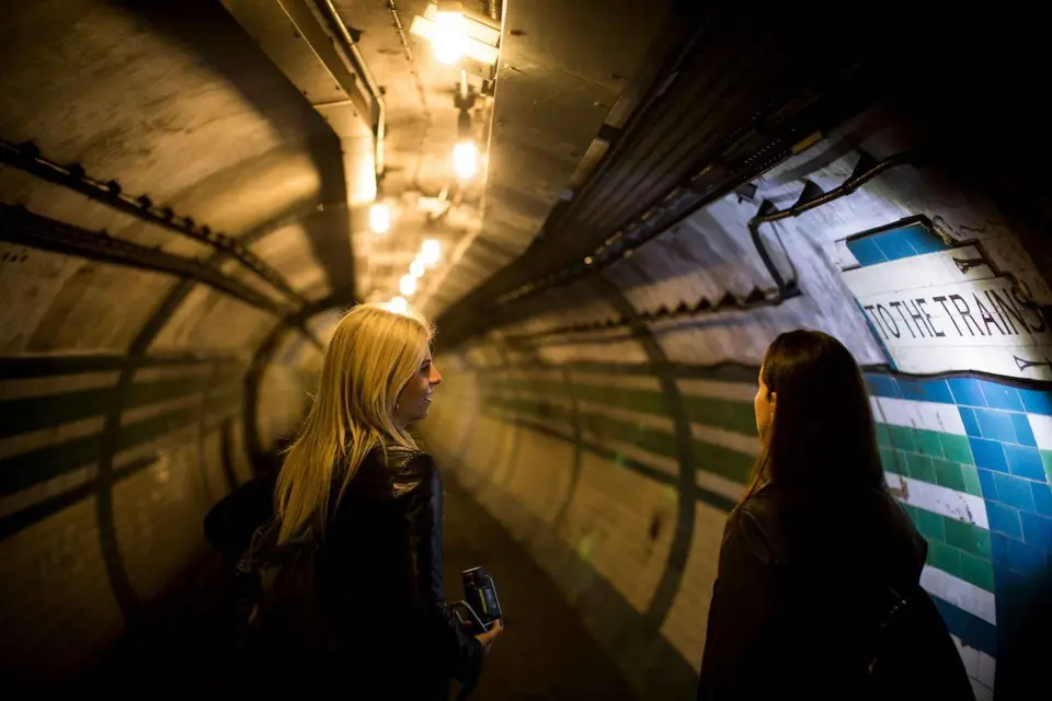 Visita oculta en metro - Piccadilly Circus: el corazón de Londres
