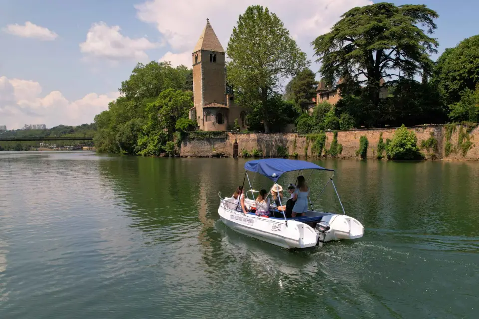Lyon: de la Confluencia a la Isla Barbe en barco eléctrico