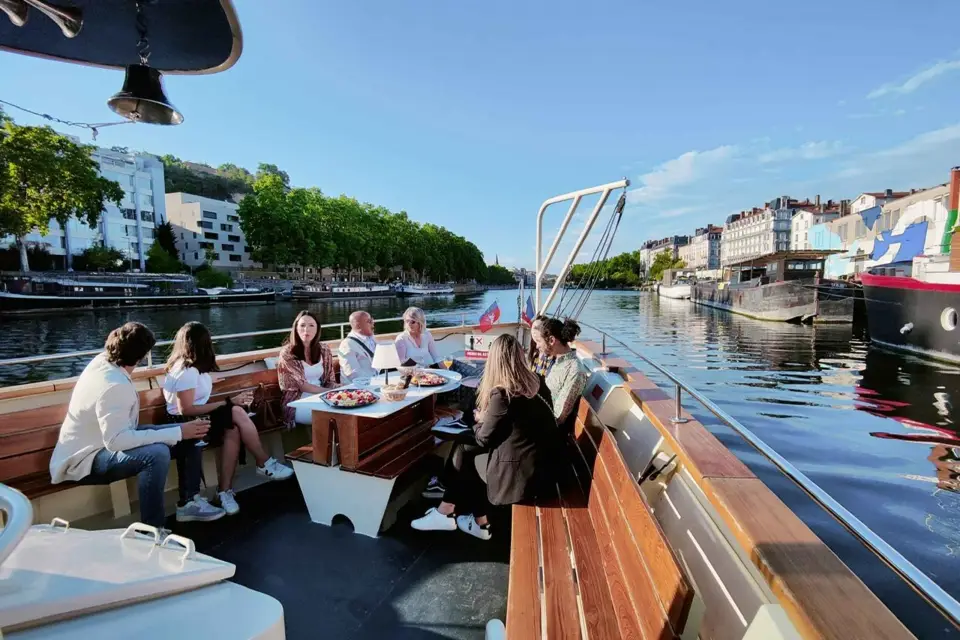 Lyon: Crucero por la ciudad con embutidos, queso y vino
