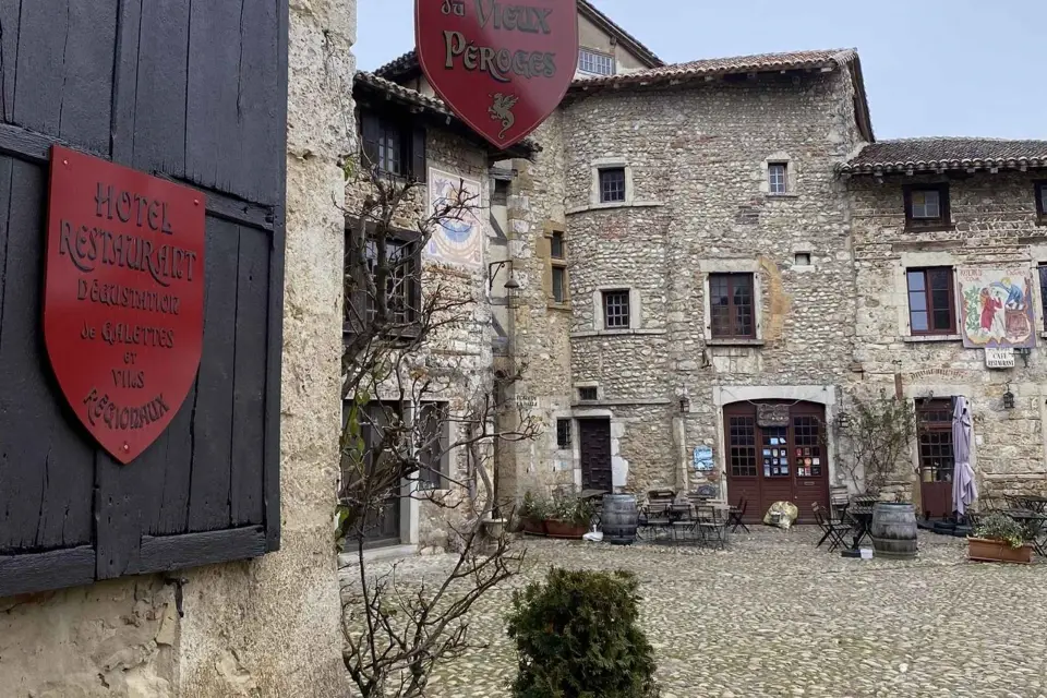Lyon y Pérouges : tour a pie con un lugareño (tren)