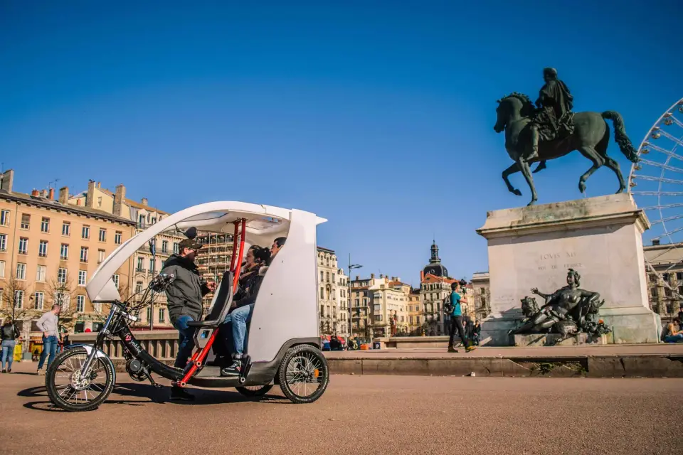 Lyon: Visita guiada de la ciudad en bicitaxi privado