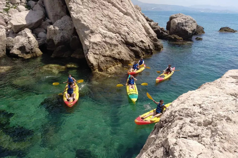 Marsella: Côte Bleue Calanques Tour de medio día en kayak