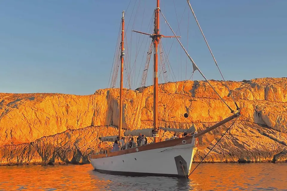 Marsella: Crucero al Atardecer por las Islas Frioul con Cena Cóctel