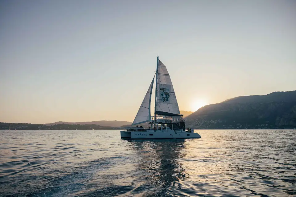 Marsella: Crucero en catamarán al atardecer con bebidas y aperitivos
