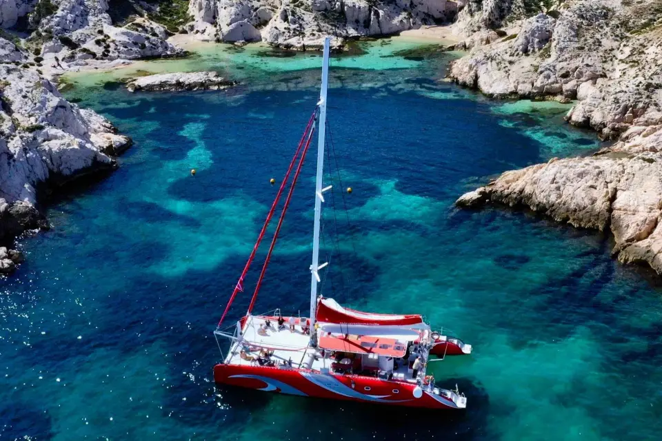 Marsella : Crucero en Catamarán por las Calanques con Comida y Vino