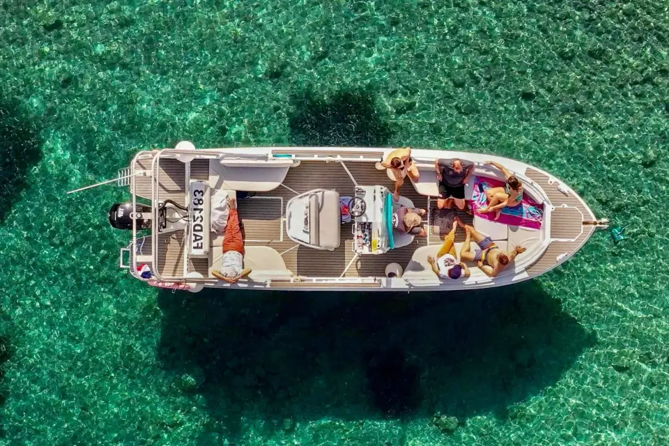 Desde Marsella: Icónico tour en barco por las Calanques con snorkel