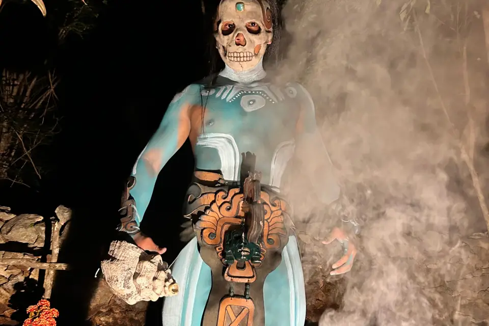 Ceremonia del Día de Muertos en un cenote