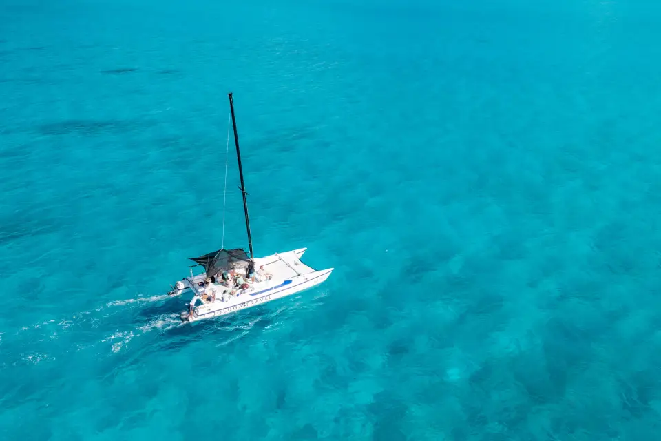 Paseo en catamarán al atardecer por Cancún