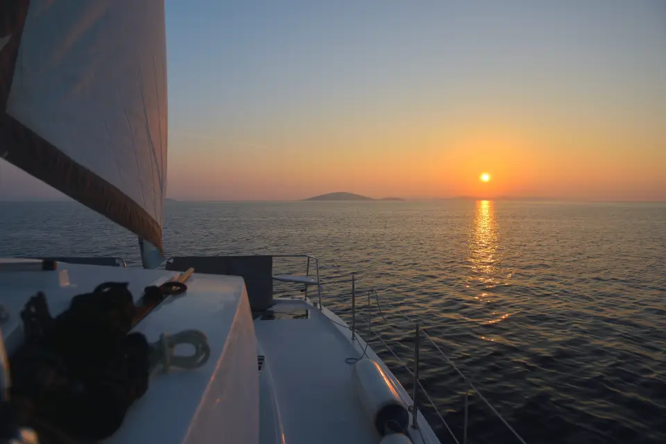 Paseo en catamarán al atardecer + Cena en Punta Maroma