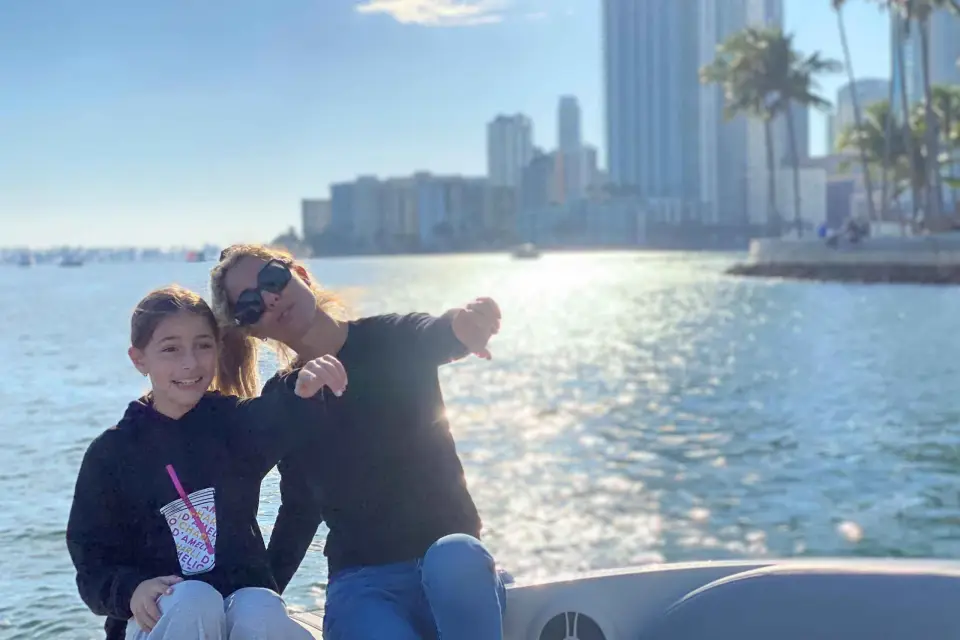 1 hora de paseo en barco privado por Miami con champán y capitán