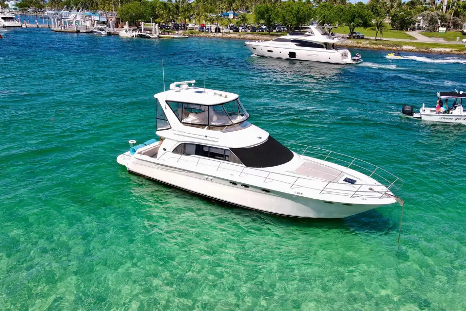 Miami: Alquiler de Yate Privado de Lujo de 52 pies con Capitán