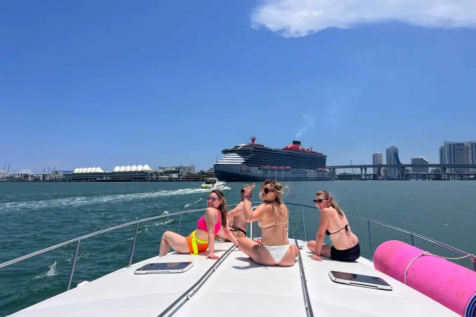 Miami Beach: Alquiler de yate privado con capitán y champán