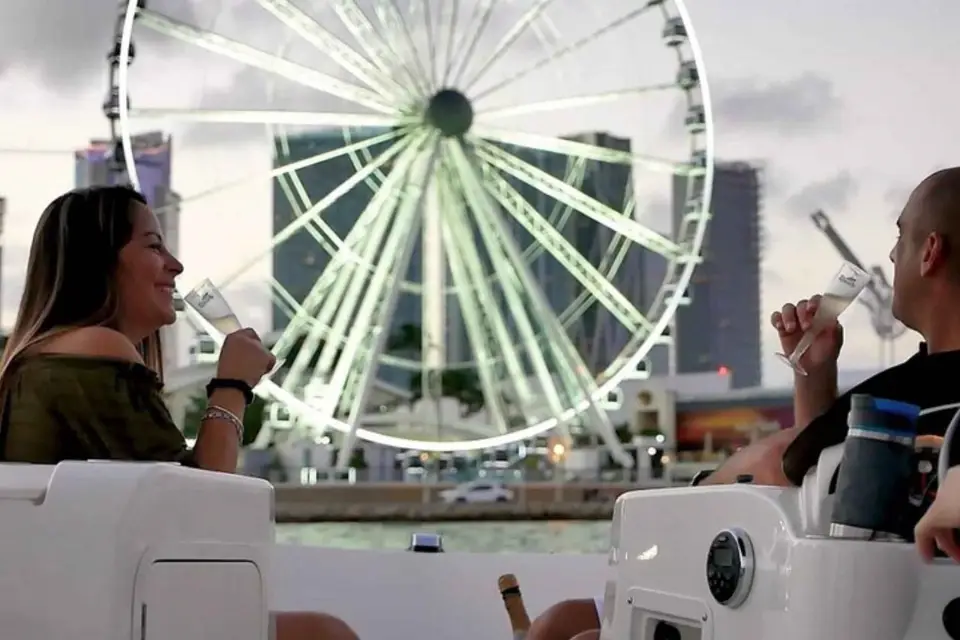 Miami: BYOB Tour en barco privado diurno, al atardecer o nocturno