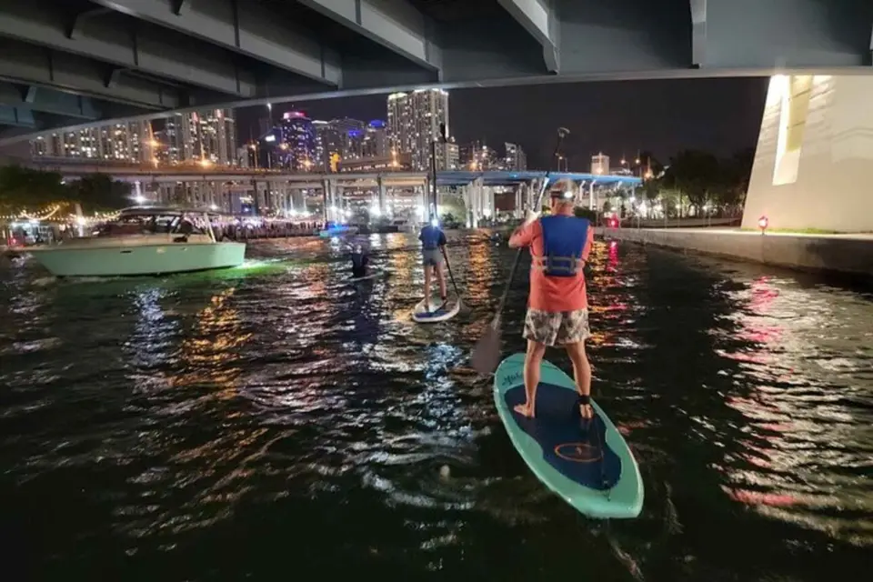 Miami: City Lights SUP o Kayak Tour nocturno