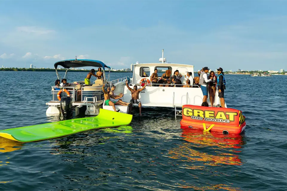 Miami: Crucero Aventura con Jetski, Tubing y Bebidas