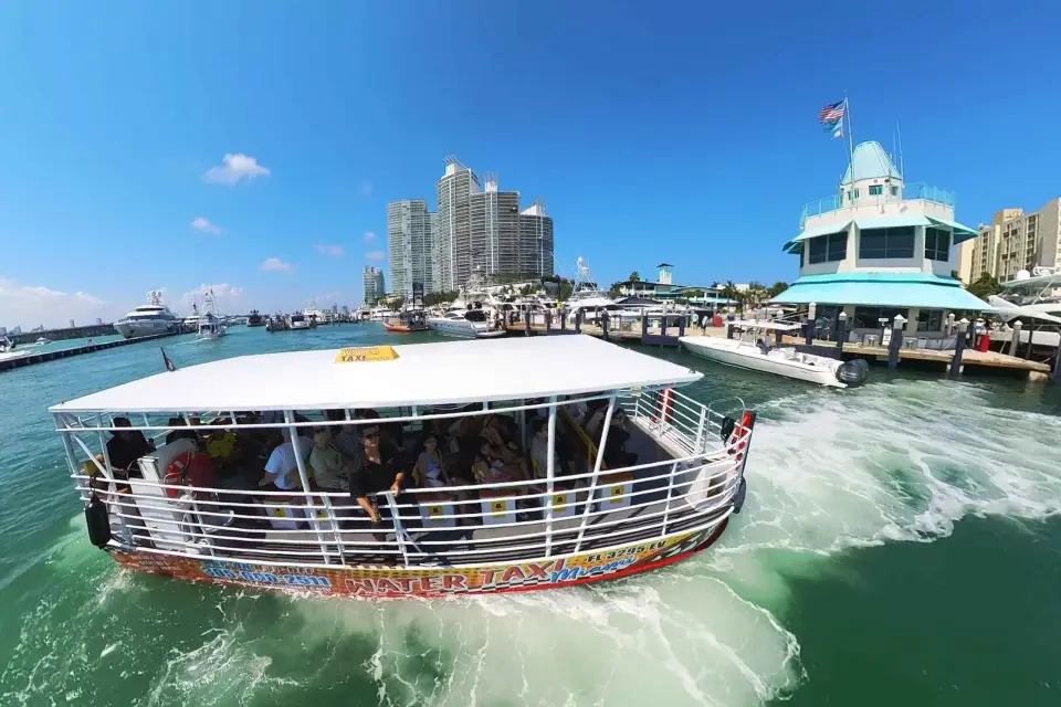 Crucero en barco por el horizonte Miami Beach, Puerto Miami, río, centro de la ciudad