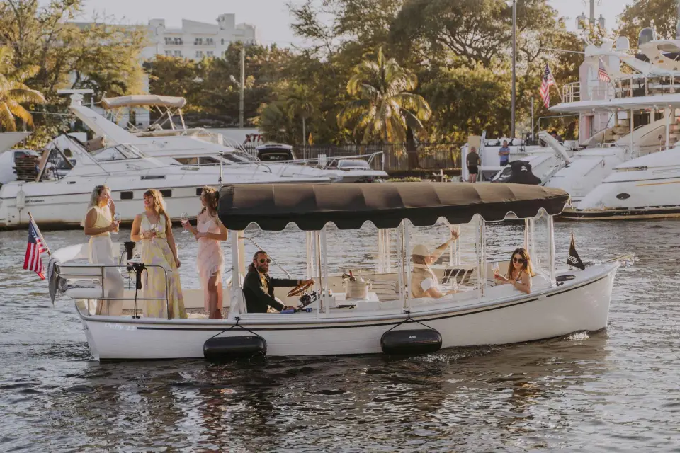 Miami: Crucero en barco de lujo con vino y tabla de embutidos