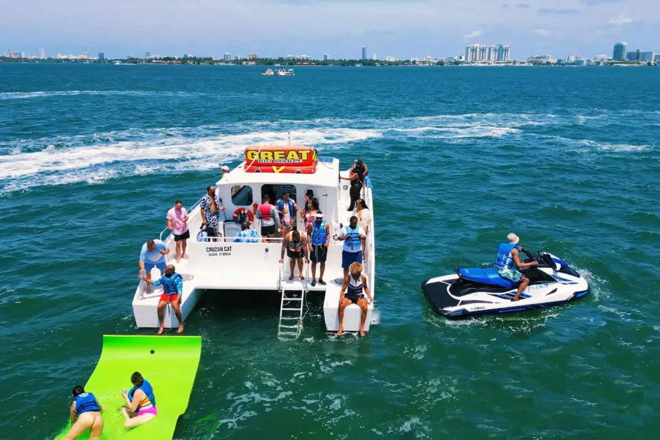 Miami: Crucero en catamarán con paquete de deportes acuáticos y fiesta