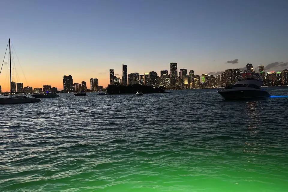 ¡Experimenta el mejor crucero al atardecer en un yate de 15 metros!