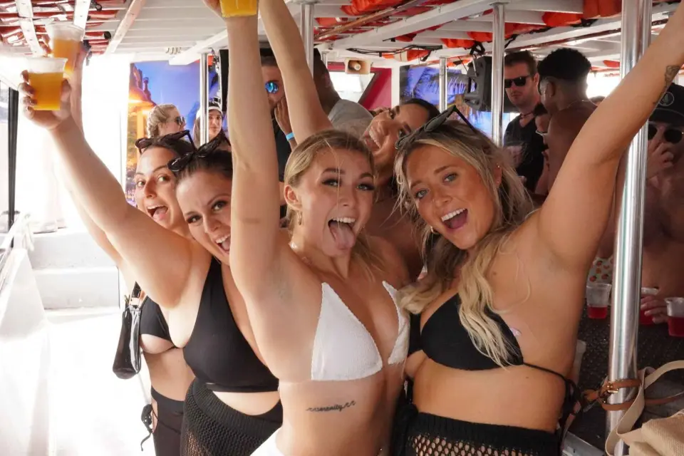 Miami: Fiesta en barco con DJ en directo, bebidas ilimitadas y comida