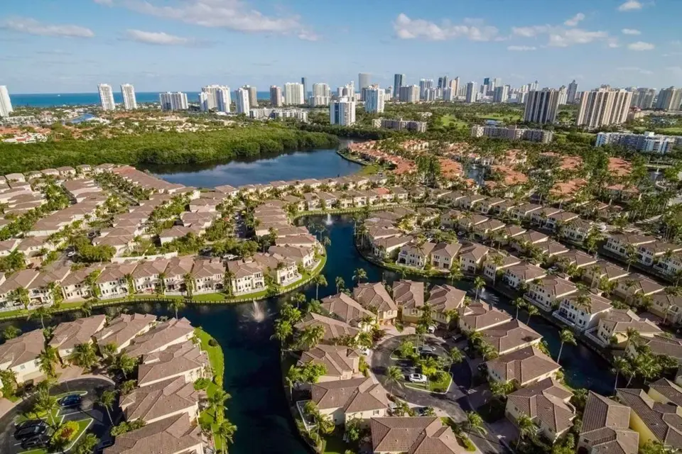 Maravillas Besadas por el Sol: Una exploración de Sunny Isles Beach