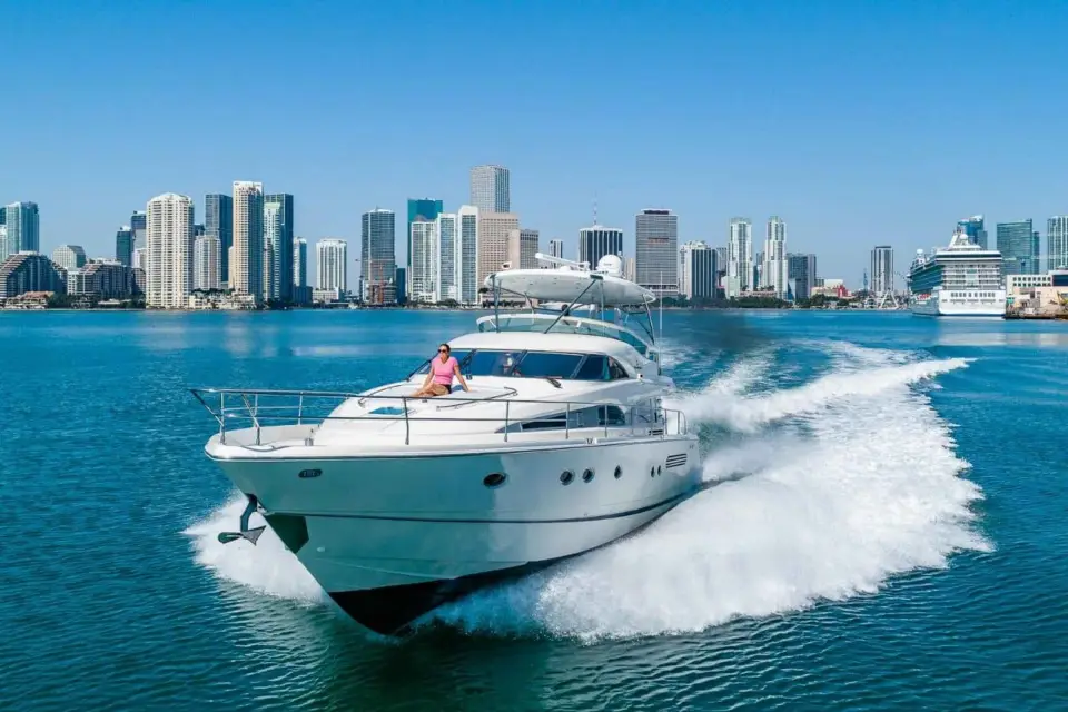 Desde North Bay Village: Fiesta privada en barco con champán