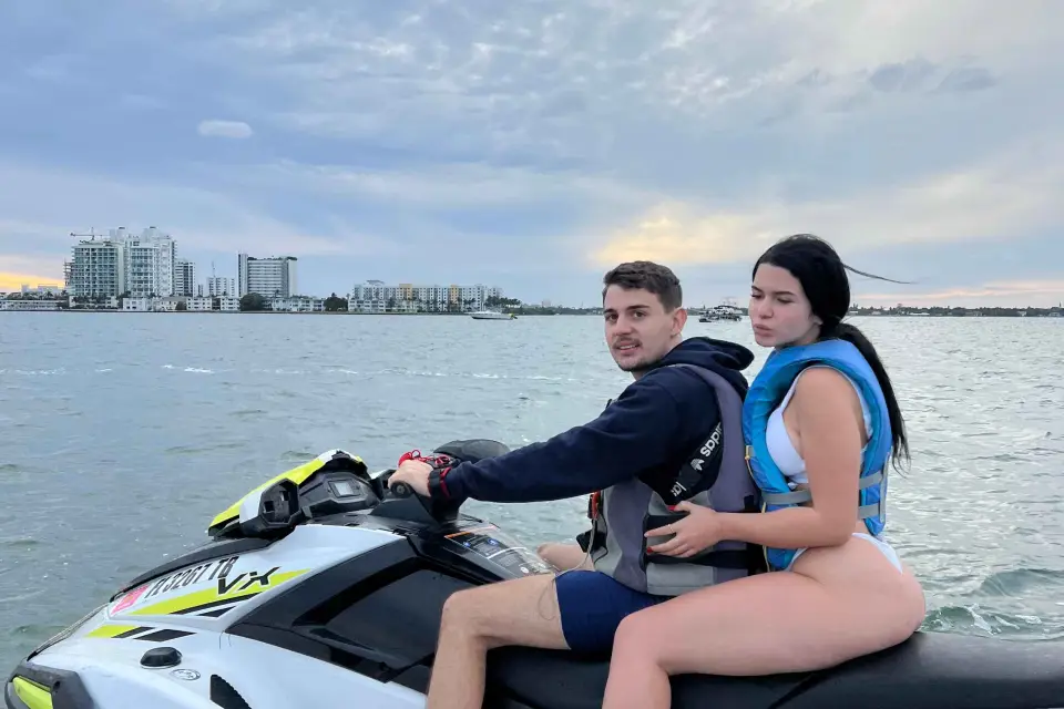 Miami: Paseo en moto acuática por Miami Beach con barco y bebidas