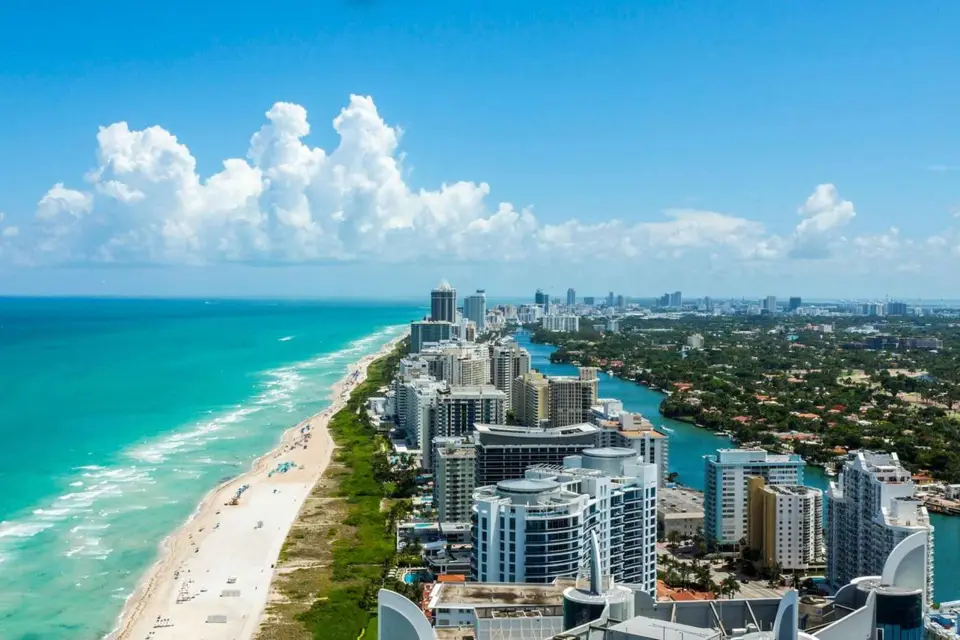 Romance en Miami Beach: Un viaje de amor besado por el sol