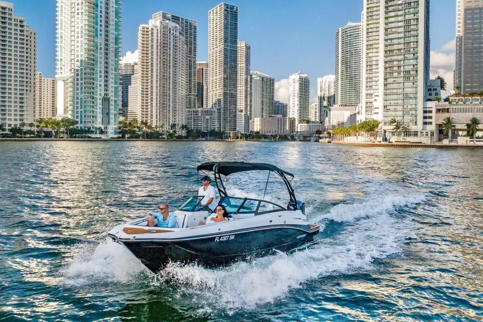 Tour en barco por el Skyline de Miami, de 27 pies de Monterey que te dejará sin aliento