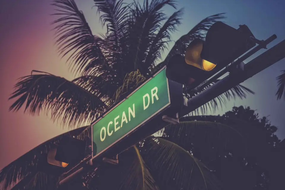 Tour por los Bares de Miami Beach: Art Decó y Luces de Neón con Historiador