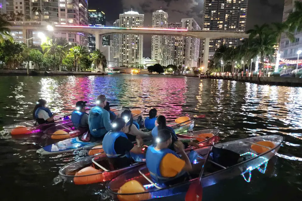 Miami: Tour nocturno guiado en kayak iluminado con LED y bebidas