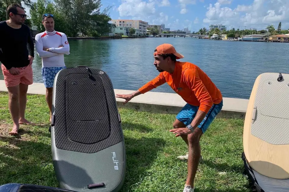 Vuela sobre el agua con un eFoil eléctrico - Ride Foil Miami
