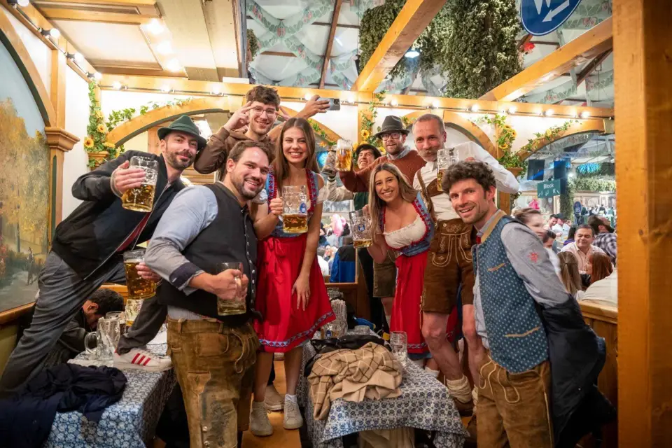 Múnich: Carpa Oktoberfest con un local y fiesta posterior