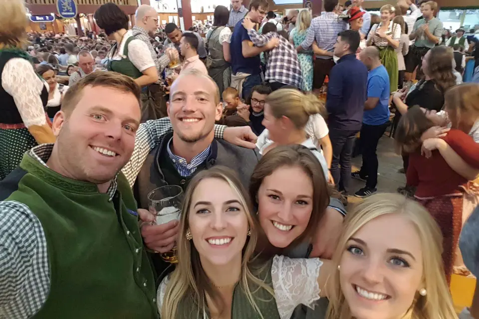 Múnich: Excursión al Oktoberfest con asientos reservados, comida y cerveza