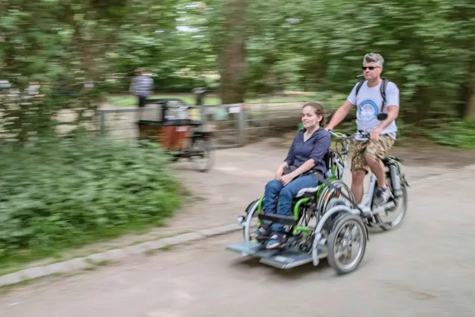 Múnich: Paseo en Rickshaw en silla de ruedas por el Jardín Inglés