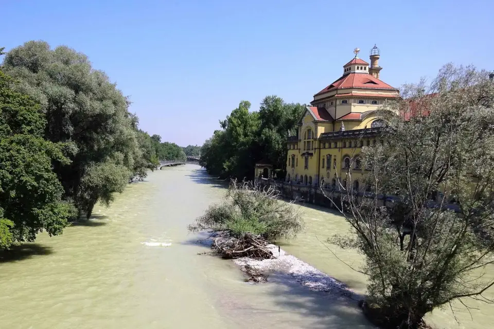 Múnich: Recorrido autoguiado a pie por los lugares emblemáticos del río Isar