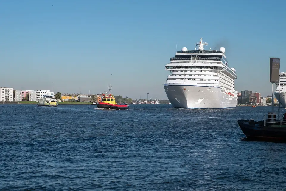 Paseo en barco por el puerto de Ámsterdam
